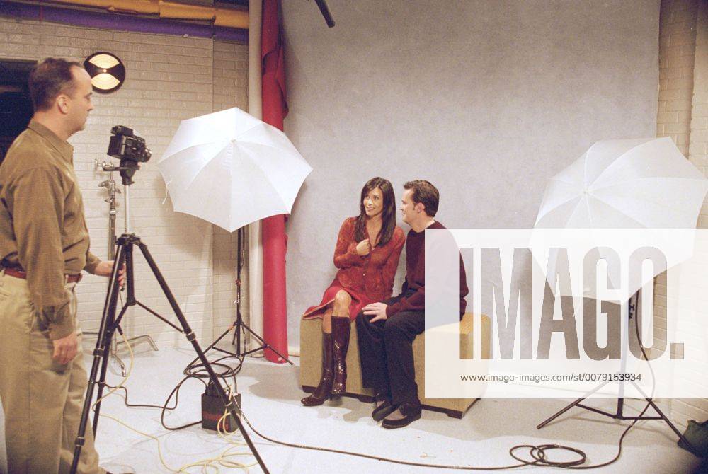 Film Stills from Friends: Episode: The One With the Engagement Picture Courteney Cox, Mattew Perry 11-02-2000 (Season 7) © 2000 Warner NBC 30846580