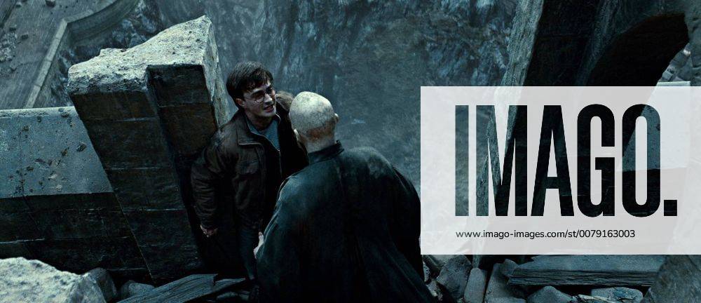 (L-r) DANIEL RADCLIFFE as Harry Potter and RALPH FIENNES as Lord Voldemort in Warner Bros. Pictures? fantasy adventure HARRY POTTER AND THE DEATHLY HALLOWS ? PART 2, a Warner Bros. Pictures release.