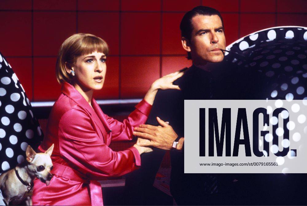 Film Still from Mars Attacks! Sarah Jessica Parker, Pierce Brosnan © 1996 Warner Brothers Photo Credit: Bruce Talamon 31042408