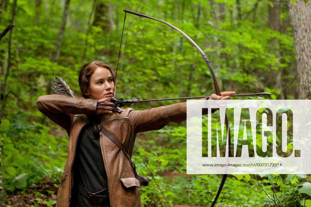 Jennifer Lawrence stars as Katniss Everdeen in THE HUNGER GAMES.