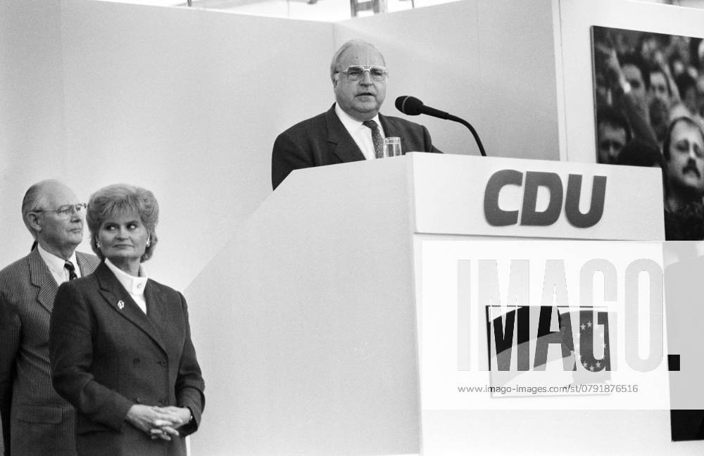 Germany, Siegburg, 30 09 1994 Archive 49 65 32 CDU Bundestag election campaign Photo Federal Chancellor Helmut Kohl in the Bundestag election campaign, on the left his wife Hannelore CDU Bundestag election campaign