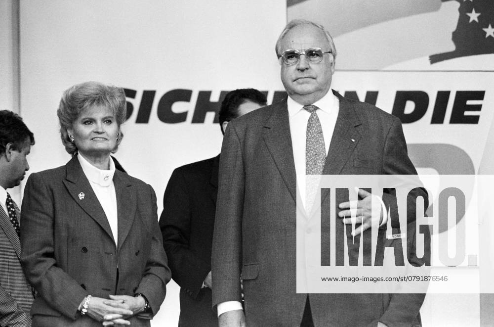 Germany, Siegburg, 30 09 1994 Archive 49 69 37 CDU Bundestag election campaign Photo Federal Chancellor Helmut Kohl in the Bundestag election campaign, on the left his wife Hannelore CDU Bundestag election campaign