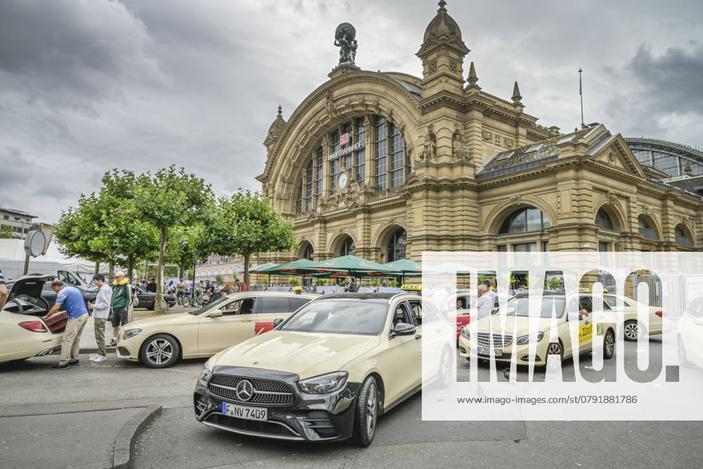 Cabs, Am Hauptbahnhof, Frankfurt am Main, Hesse, Germany