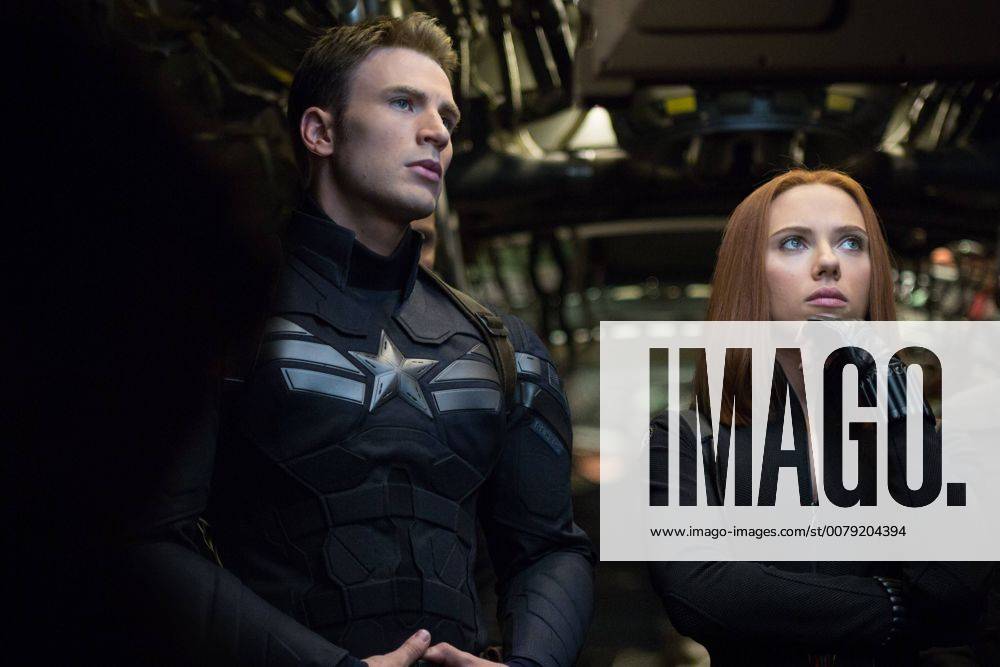 Marvel s Captain America: The Winter Soldier ..L to R: Captain America Steve Rogers (Chris Evans) and Black Widow Natasha Romanoff (Scarlett Johansson) Los Angeles CA 32286_001THA
