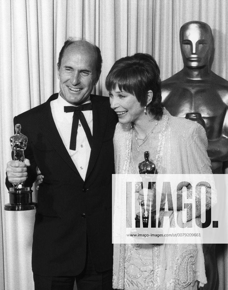 OSCARS. Bester Hauptdarsteller. Preisträger 1981-1990 Robert Duvall, Shirley MacLaine at the 56th Annual Academy Awards, 1999 Hollywood CA USA