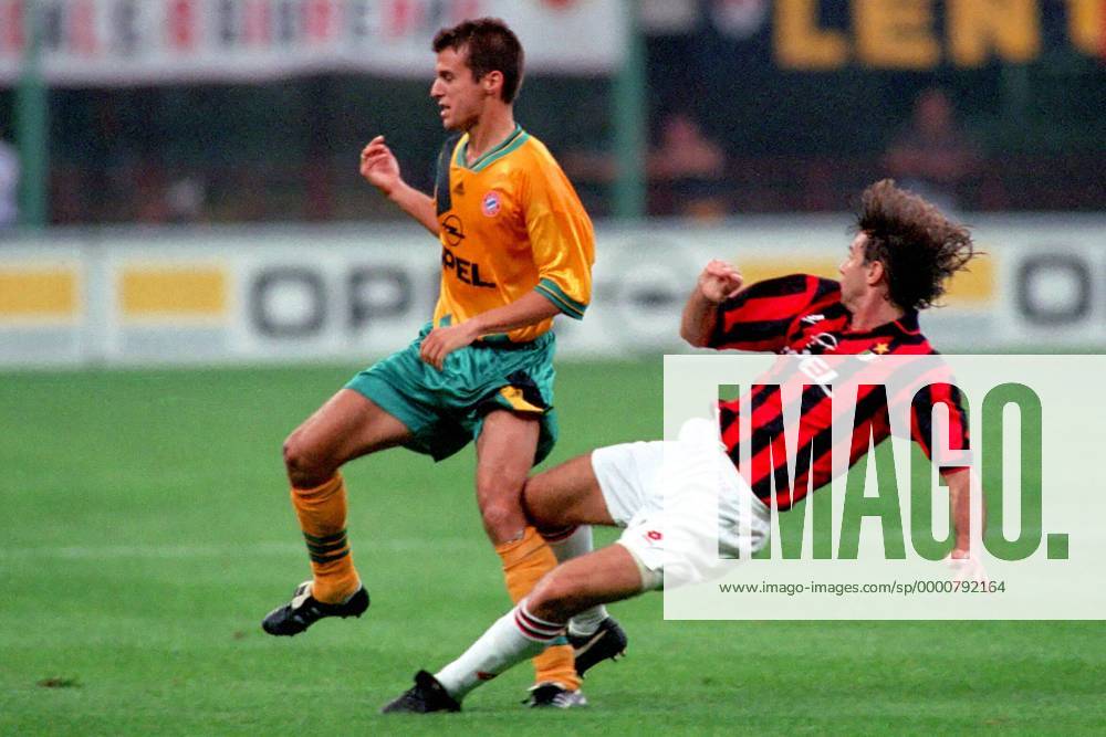 Mehmet Scholl (li., Bayern) wird von einem Milan-Spieler hart attackiert Fußball Herren Papins Ablösespiel 1994 1995, AC Mailand - FC Bayern München 1:0, Test, Testspiel, Gruppe Mailand Dynamik, Kampf,