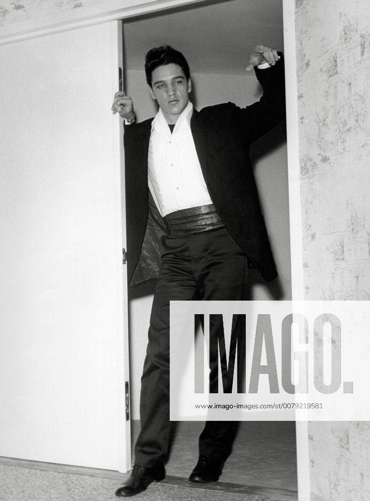 Elvis Presley in Miami s Fountainebleau Hotel March 22, 1960 during his stay there for the taping of The Frank Sinatra Timex Show: Welcome Home Elvis Special. Hollywood CA USA 32914_753THA