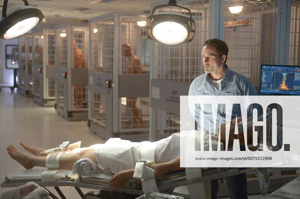 WAYWARD PINES: L-R: Jason Patric and guest star Rochelle Okoye in the Sound the Alarm episode of WAYWARD PINES © 2016 Fox Broadcasting Co Los Angeles CA 33071_051THA