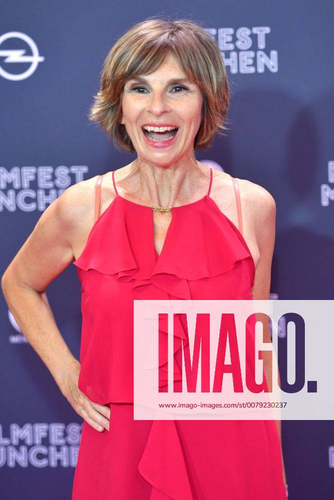 Maria BACHMANN (Schauspielerin), Einzelbild,angeschnittenes Einzelmotiv,Halbfigur,halbe Figur. Roter Teppich,Red Carpet,Eroeffnung Filmfest Muenchen am 22.06.2017.