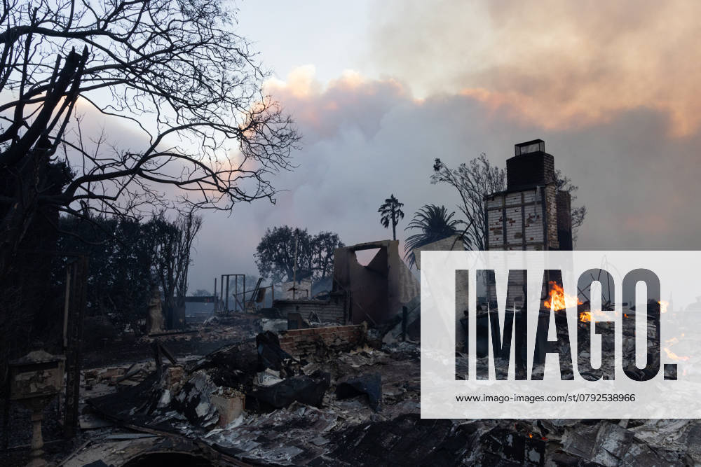 A chimney stands at a home that burned to the ground in Pacific Palisades Los Angeles USA - ZUMAa01_ 20250107_zaf_a01_009