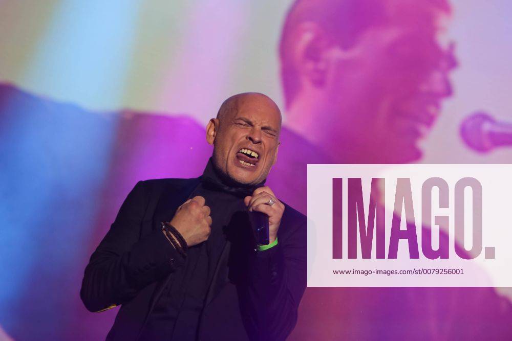 23.-25.06.2017, Donauinsel Neue Donau, Wiener DONAUINSELFEST 2017, 34. Donauinselfest, Musik Festival im Bild: Fr, 24.6: Falco-Tribute-Konzert mit Johannes Krisch -live -Radio Wien - Ö3 Festbühne
