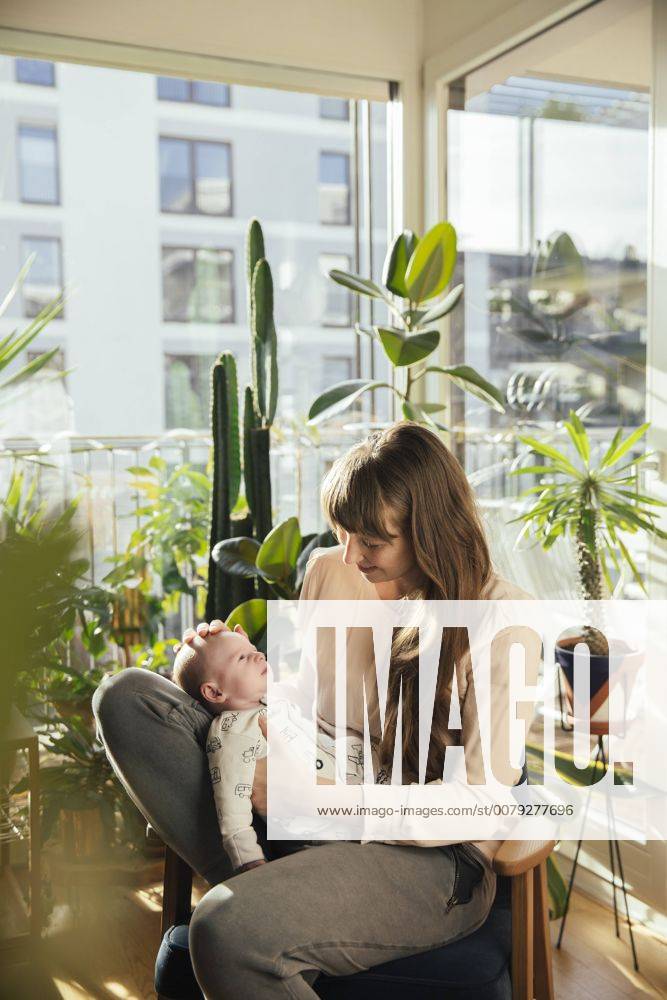 Mother looking at her newborn baby boy at home model released Symbolfoto property released MFF03570