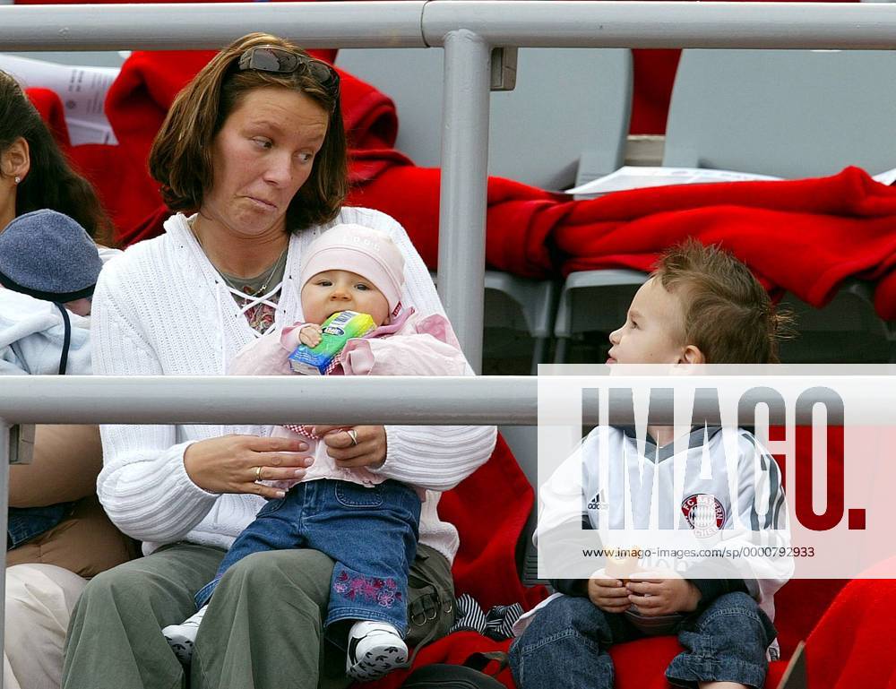 Jeanette Jeremies, die Ehefrau von Jens Jeremies (Bayern), mit Sohn Noah und Tochter auf der Tribüne Fußball 1. BL Saison 2002 2003, FC Bayern München Gruppe München