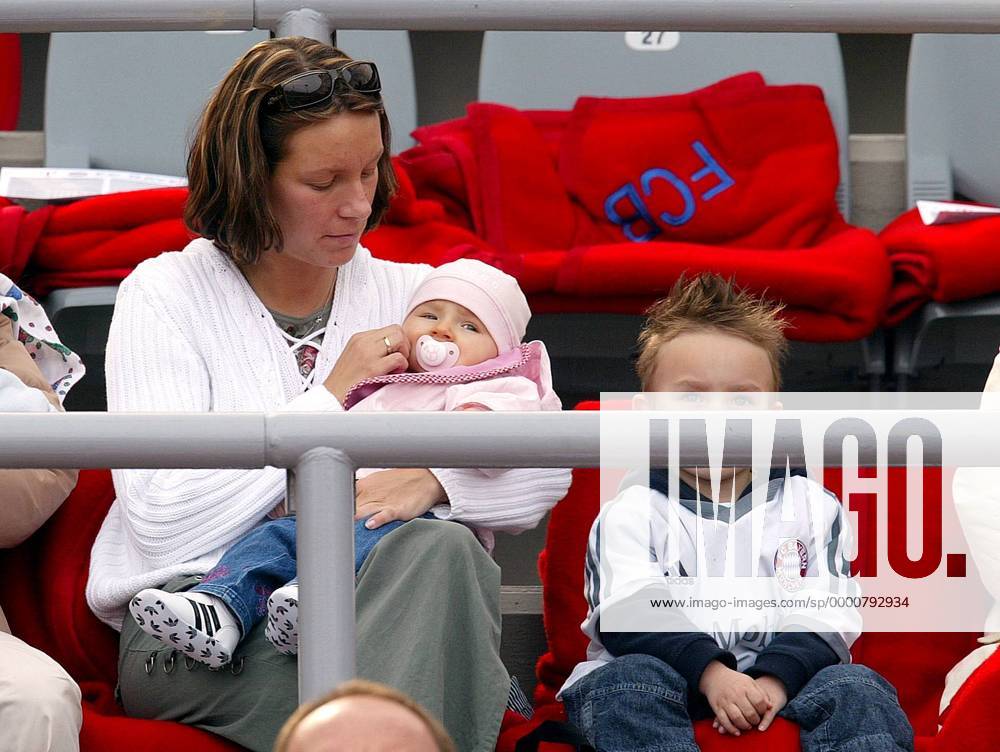 Jeanette Jeremies, die Ehefrau von Jens Jeremies (Bayern), mit Sohn Noah und Tochter auf der Tribüne Fußball 1. BL Saison 2002 2003, FC Bayern München Gruppe München