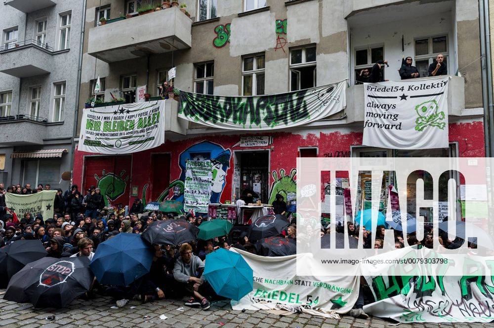 Deutschland, Berlin - 2017 06 29 Demonstranten blockieren den Zugang zu dem Laden. Dem Kiezladen in Neukölln wurde im April 2016 gekündigt. Nach gescheiterter Verhandlung hat die Polizei begonnen den Laden zu Räumen dessen Eingang von rund 150 Menschen blockiert wurde. Germany, Berlin - 2017 06 29 Demonstrators block the entrance to the shop. The shop in the district Neukölln was terminated in April 2016. After failed negotiations, the police started the evict the shop whose entrance was blocked by about 150 people.
