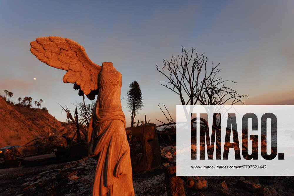 The moon rises above the remains of a destroyed shoreline structure on Pacific Coast Highway as the Palisades fire continues burning and has burned 23, 654 acres with 11% containment and destroyed thousands of structures. Malibu USA - ZUMAa01_ 20250111_zaf_a01_005