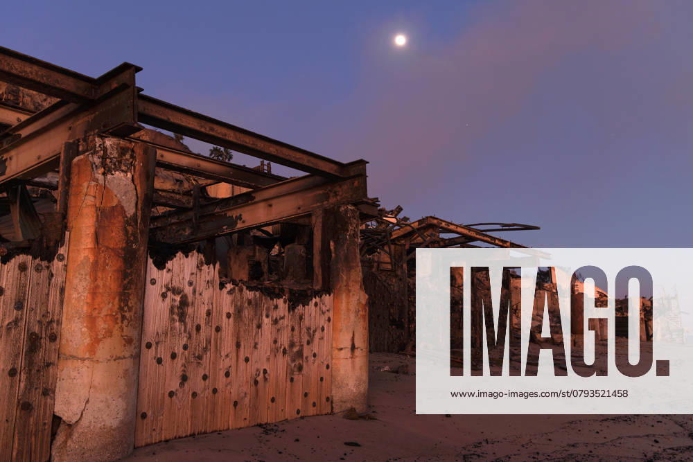 The moon rises above the remains of a destroyed shoreline structure on Pacific Coast Highway as the Palisades fire continues burning and has burned 23, 654 acres with 11% containment and destroyed thousands of structures. Malibu USA - ZUMAa01_ 20250111_zaf_a01_009
