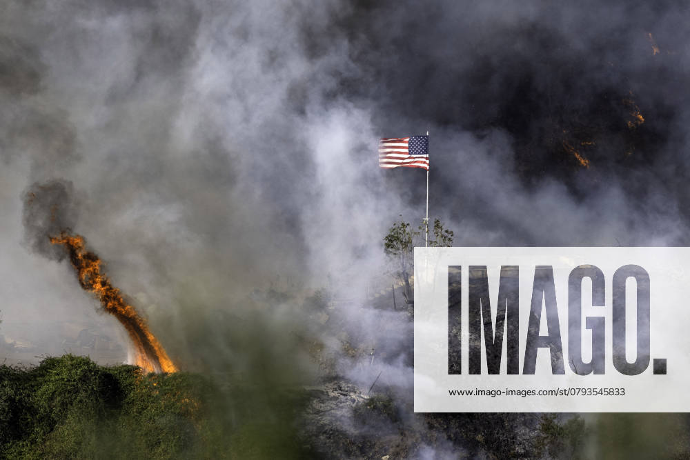 January 11, 2024: An American flag waves above a section of Mandeville Canyon destroyed by the Palisades Fire. Los Angeles USA - ZUMAh234 20250111_zsp_h234_004