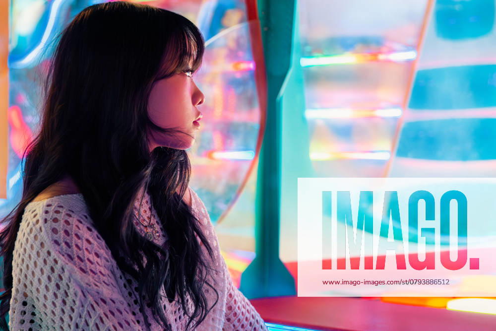 IMAGO Creative, Lifestyle, Gaming MR_ID25773_19218_LuoYi.jpg A young Asian Gen Z girl enjoys vivid lights and colors in an arcade, capturing the essence of modern youth and entertainment The scene is lively and dynamic Model Released GemaAlejo_ID25773_744309_006