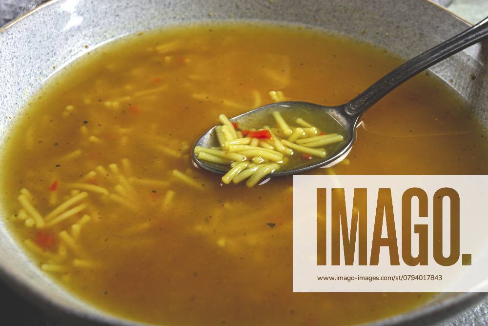 Hühnersuppe mit Nudeln, hausgemacht, ohne Personen, Nahaufnahme Chicken soup with noodles, homemade, no people, close-up