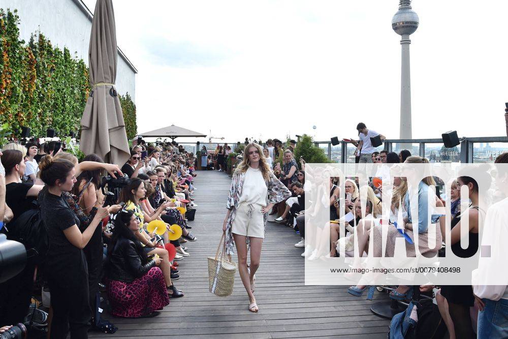 IMAGO Kreativ: Urbane Kultur - Sommer auf den Dächern Ein Model auf dem Laufsteg bei der Lana Mueller Modenschau am 6.07.2017 im Rahmen der Mercedes-Benz Fashion Week in Berlin MBFW Fashionweek 2017 Juli in Berlin- Lana Mueller Modenschau
