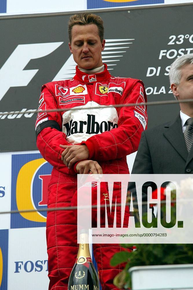 Michael Schumacher (Deutschland Ferrari) während der Siegerehrung in Imola in Gedanken bei seiner am Renntag verstorbenen Mutter Motorsport Grand Prix Herren Großer Preis von San Marino 2003, Formel 1 Weltmeisterschaft, F1, F, GP, WM, Vdig Einzelbild Imola Nachdenklichkeit,