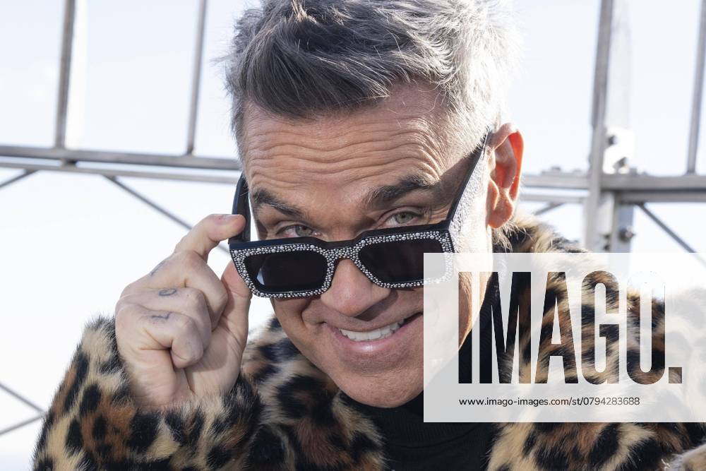 Robbie Williams visits the Empire State Building in New York on January 14, 2025 to celebrate the release of Better Man distributed by Paramount Pictures in the USA New York USA - ZUMAr339 20250114_znp_r339_022