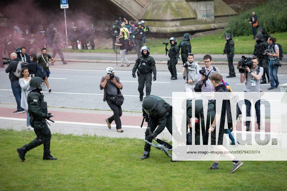 Block G20 Demonstranten versuchen die Zufahrtswege zu den Messehallen, in denen der G20-Gipfel 2017 in Hamburg stattfindet zu blockieren. Polizisten setzen Wasserwerfer und Schlagstöcke ein. Hamburg Hamburg Deutschland