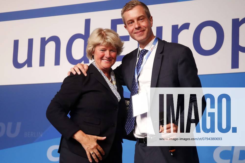 Stefan Evers, Secretary General, Adopted Monika Gruetters, still National Chairwoman, from the Office with Gift, Vase, at the 44 State Party Conference the Berlin CDU in Berlin, Berlin Germany, Germany