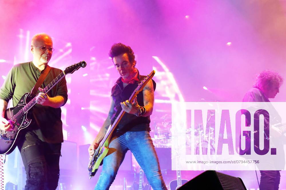 The Cure, Singers Robert Smith, at Concert in the Mercedes Benz Arena in Berlin, Music, Alternative, Rock, Guitarist Reeves Gabrels, Simon Gallup, bass, Berlin Germany, Germany