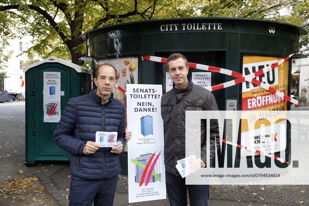 City Toilet the Wall GmbH in Berlin will from 2019 de facto abolished, none Extension of Cooperation agreement with the Country Berlin, Symbolic Action against this Decision of Senate the Berlin CDU with Stefan Evers and Christian Graeff and a Dixi Loo, Berlin Germany, Germany