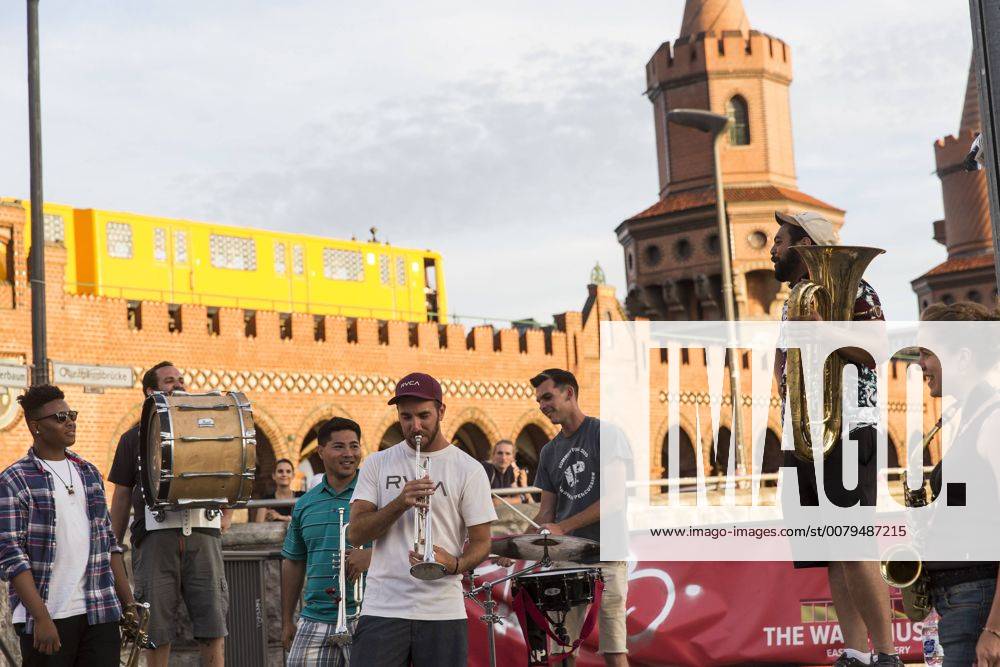 19 Fete de la Musique, Top Shelf Brass Band aus Los Angeles (LA) vor der Oberbaumbruecke am 21. Juni 2017. Jazz, Sonnenuntergang, Goldene Stunde, Abend, Abendstunde, Abendstimmung, Musik Berlin Deutschland, Germany