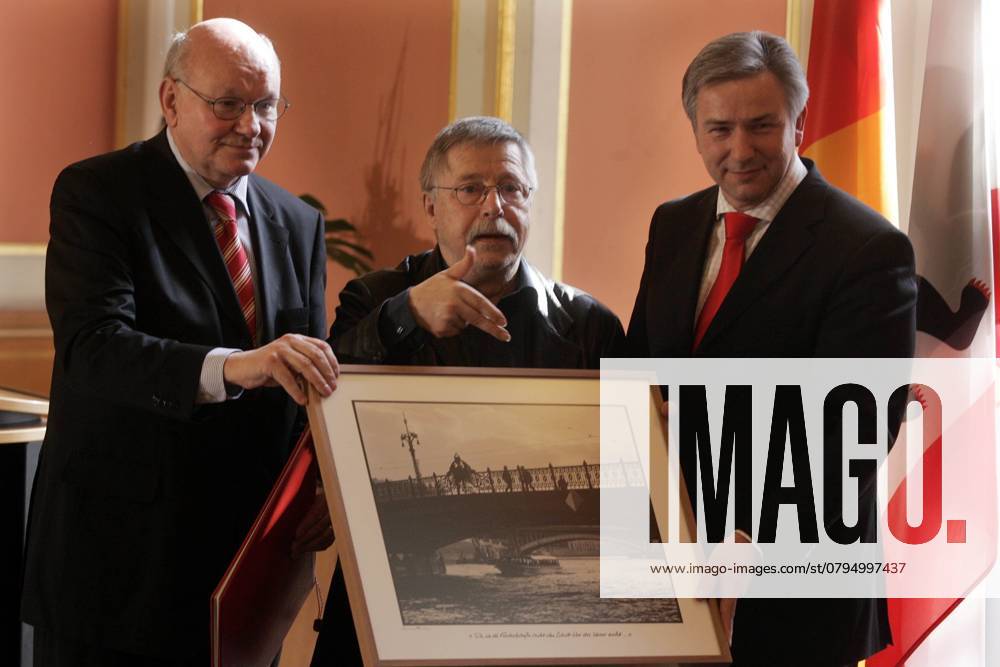 Wolf Biermann, Sanger, at Berlin City Hall waehrend the award Ceremony the Honorary citizenship the City Berlin through Klaus Wowereit, Governor Mayor, and Walter Momper, President of Berlin House of Representatives, This Award had at Apron for a Controversy Discussion the political Parties taken care of and is to Now throug