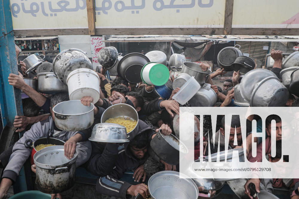 Palestinians gather to receive food cooked by a charity kitchen, before a ceasefire between Hamas and Israel takes effect, in Khan Younis Palestinians gather to receive food cooked by a charity kitchen, before a ceasefire between Hamas and Israel takes effect, in Khan Younis, in the southern Gaza Strip, January 17, 2025. Photo by Omar Ashtawy apaimages Khan Younis Gaza Strip Palestinian Territory 170125_Khan_Younis_OSH_00(19)