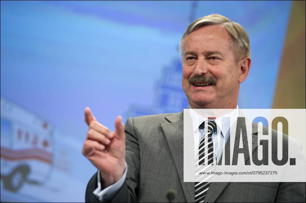 Siim Kallas and Antonio Tajani on E-call EEC Commission: joint statement by Siim Kallas and Antonio Tajani on E-call * Siim Kallas 13 6 2013 pict. by Christophe Licoppe Photo News Brussels Belgium