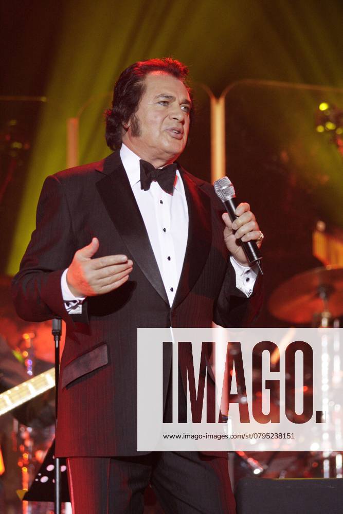 Singers Engelbert Humperdinck on 24 10 2007 at Concert at Tempodrom Berlin Photos Scherf 24 10 2007 Berlin Germany