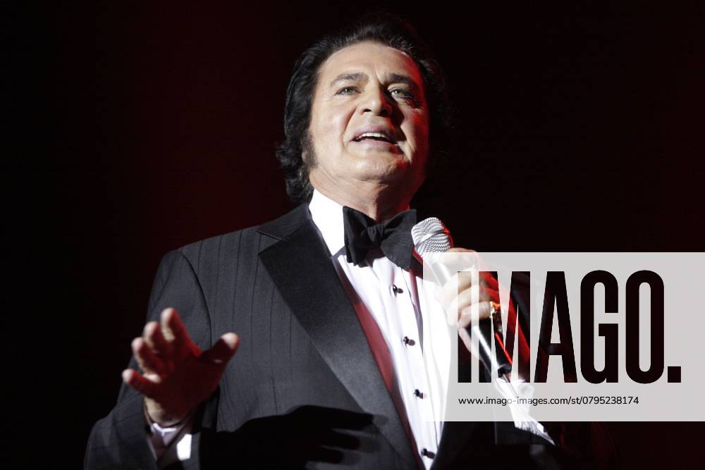 Singers Engelbert Humperdinck on 24 10 2007 at Concert at Tempodrom Berlin Photos Scherf 24 10 2007 Berlin Germany