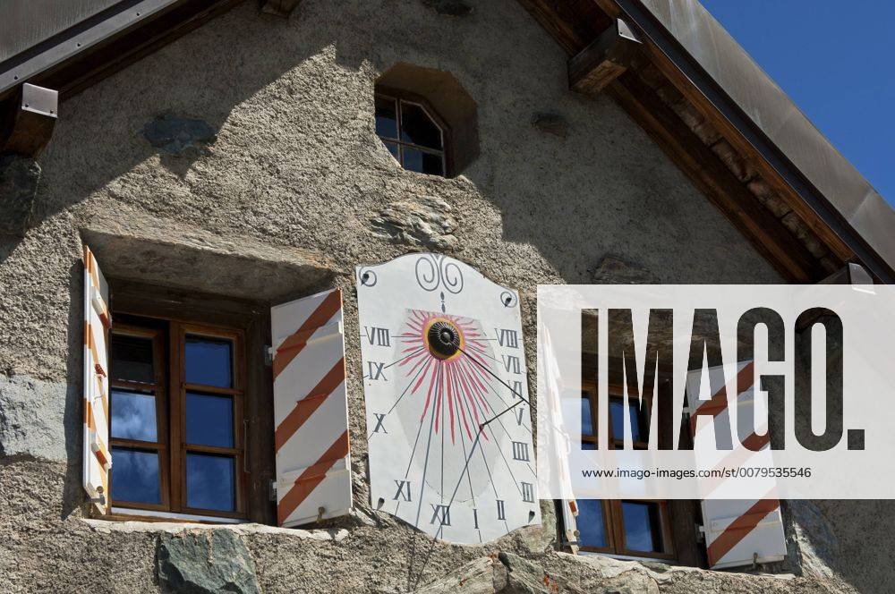 IMAGO Creative: Sommer, In den Bergen Sonnenuhr am Giebel der Berghütte Cabane du Mont Fort des Schweizer Alpen-Clubs (SAC), Verbier, Wallis, Schweiz Sun dial at the gable of the mountain hut Cabane du Mont Fort of the Swiss Alpine Club (SAC), Verbier, Valais, Switzerland