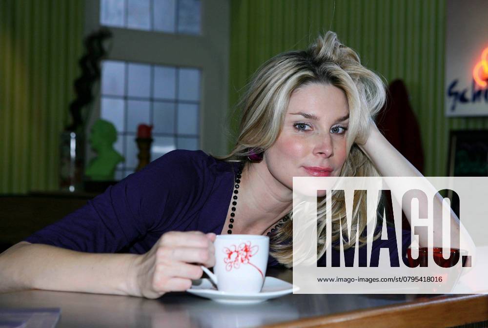 Claudelle Deckert , Actress, at Set Photo session from at us in Cologne on 26 09 08 to Via Two Years returns you on 7 October 2008 permanently in the RTL Success Series zurueck and plays again in their Old Role the Rechtsanwaeltin EvaWagner and will much Unrest in the Schillerallee bring North Rhine Westphalia Germany