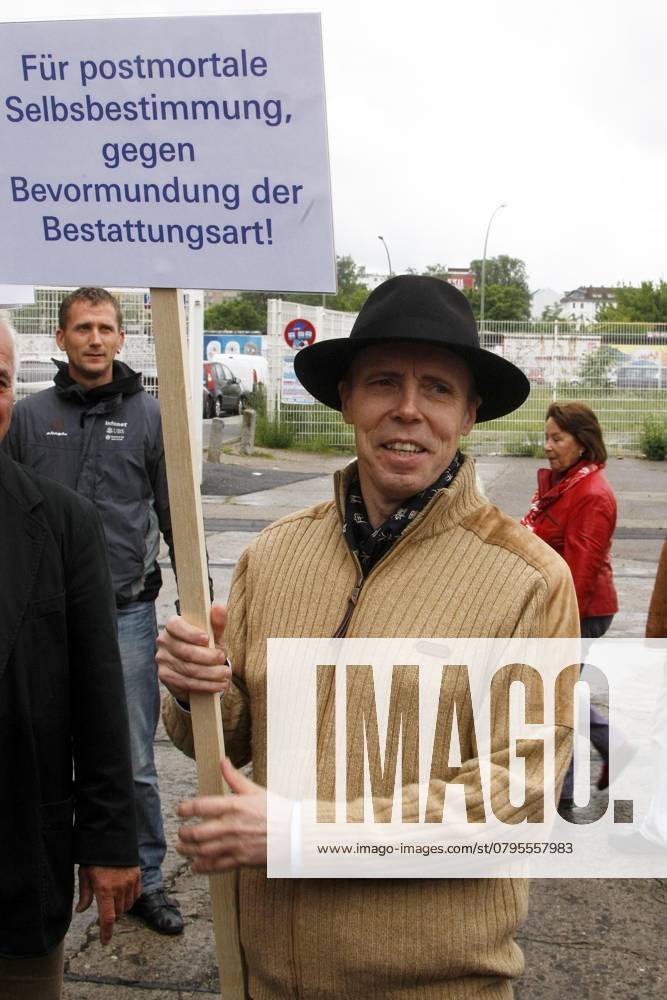 Gunter from Hagens, Plastinator, provides itself against a Group from Ca 30 pastors, This demonstrated against the Exhibition Koerperwelten at Berlin Postbahnhof, you remind the Peace of the Dead to, a Group from Koerperwelten Fans, Body donors, provides itself the Discussion and distributes the Pastor, Berlin Germany