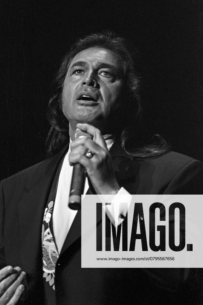 The British singer Engelbert Humperdinck, real name Arnold George Dorsey, at a concert in Hamburg