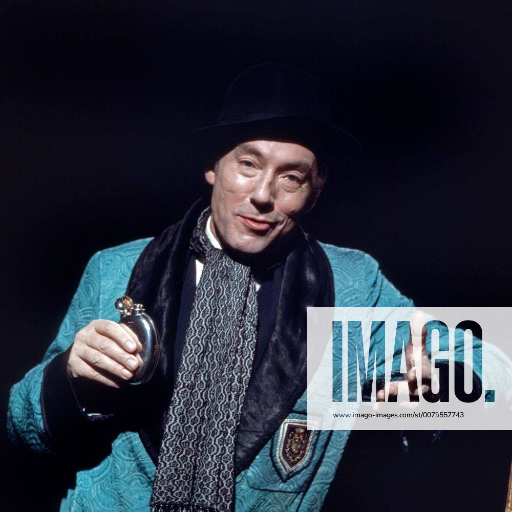 Junges englisches Theater: das Stück Travesties von Tom Stoppard in einer Aufführung des Bayerischen Staatsschauspiels München, Deutschland 1978, Regie: Hans W. Reichel, Darsteller: Martin Benrath UnitedArchives00022334
