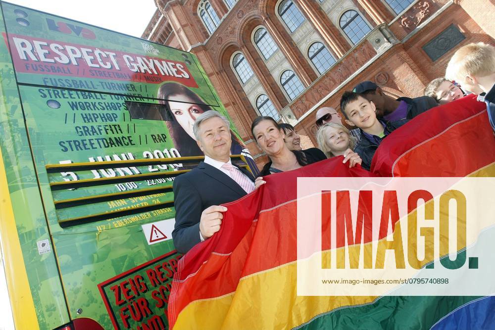 Klaus Wowereit and Katy Cart builder eroeffnen the Pride Week the with the Respect Gaymes and the CSD Relocation their Highlights have before the Red City Hall in Berlin, Berlin Germany, Germany