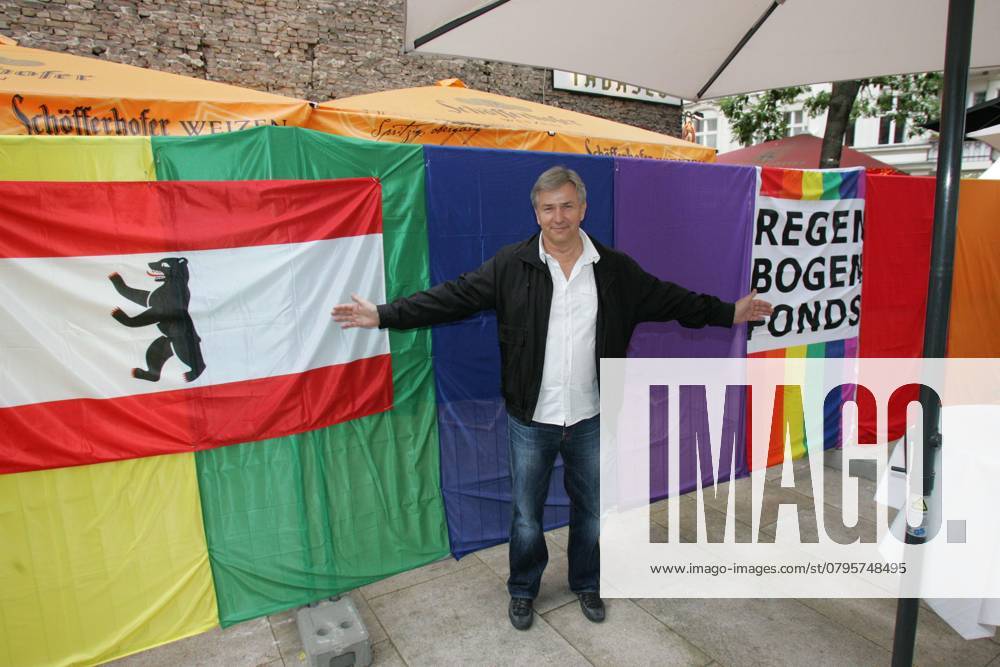 Klaus Wowereit, Governor Mayor from Berlin at the 18 lesbian Gay City festival Berlin Nollendorfplatz on 12 06 2010 Germany, Germany