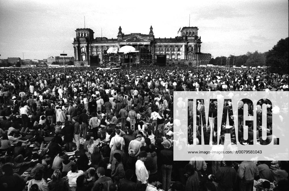 Berlin - 6. Juni 1987 Tausende Fans warten vor dem Berliner Reichstag auf ein Konzert von David Bowie