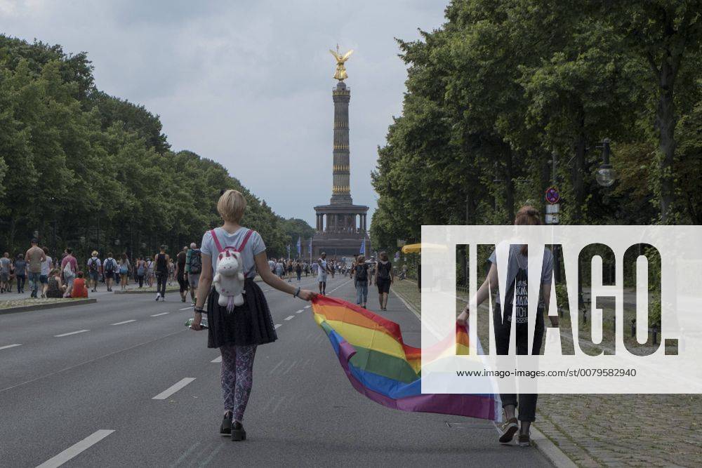 Schwule und Lesben ziehen zum 39. Christopher Street Day (CSD) unter dem Moot MEHR VON UNS - JEDE SIMME GEGEN RECHTS durch Berlin 39.Christopher Street Day in Berlin