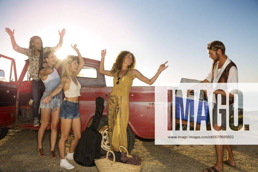 Happy young people outside pick up truck at the coast model released Symbolfoto property released ZEF13912