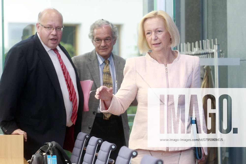 Bundespressekonferenz in Berlin, Vorstellung des 5. Weltklimabericht des IPCC mit BM Prof. Dr. Johanna Wanka, BM Peter Altmaier, Jochen Flasbarth, Praesident des Umweltbundesamtes (UBA), Berlin Deutschland, Germany