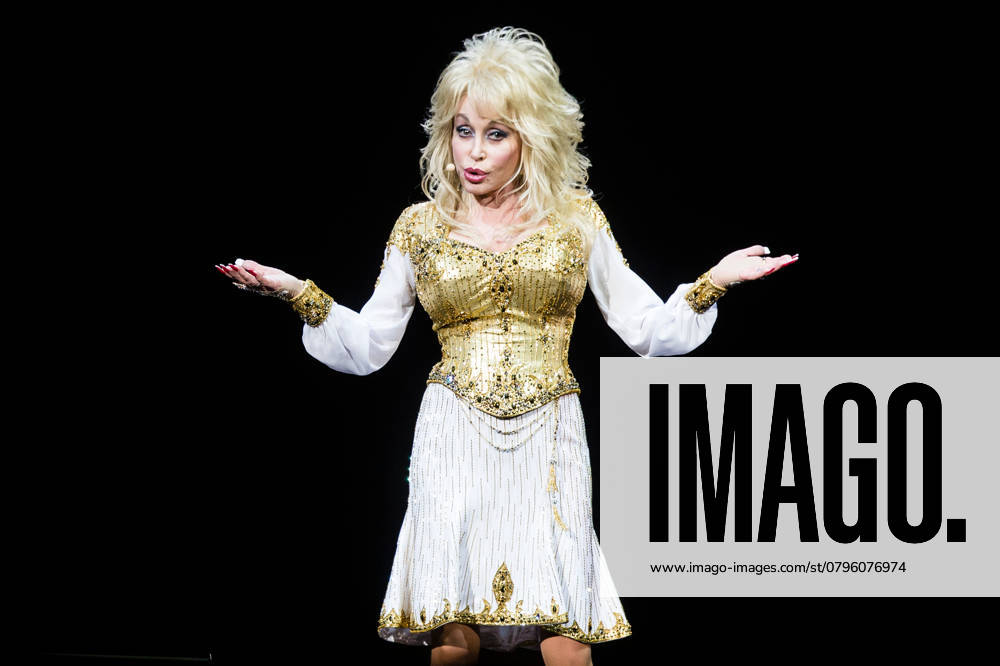 Dolly Parton, Saengerin, im Konzert in der O2 World in Berlin, Musik, Country, Berlin Germany