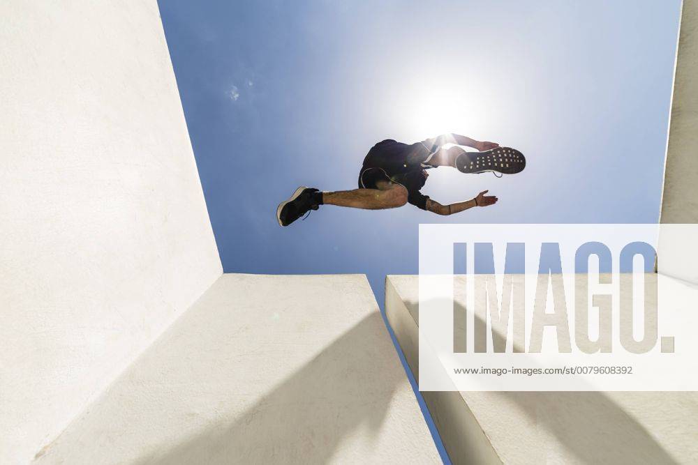 IMAGO Creative, Urban Lifestyle Man jumping in the city during a parkour session model released Symbolfoto MGIF00010